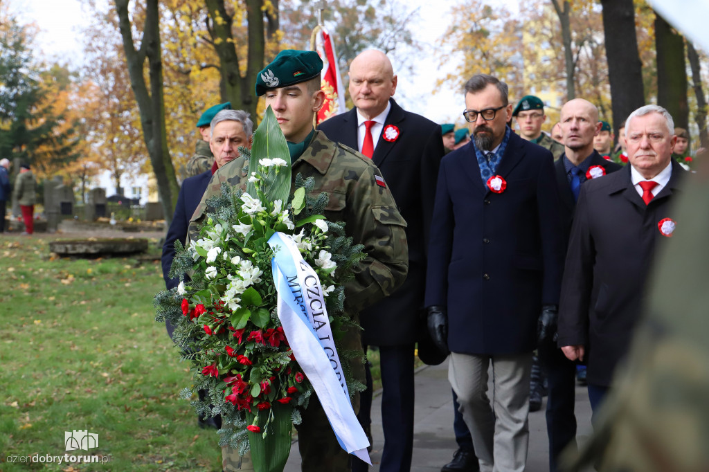 Złożenie kwiatów pod pomnikiem ku czci poległych