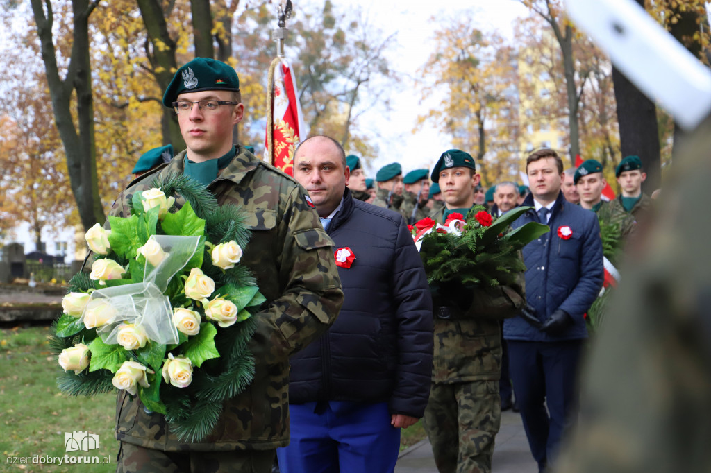 Złożenie kwiatów pod pomnikiem ku czci poległych
