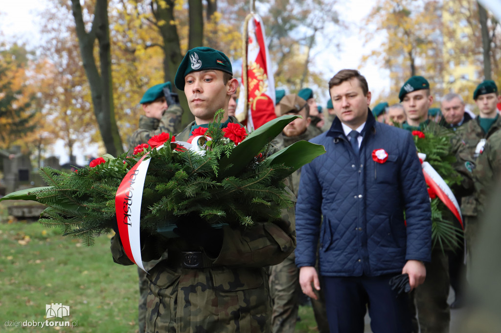 Złożenie kwiatów pod pomnikiem ku czci poległych