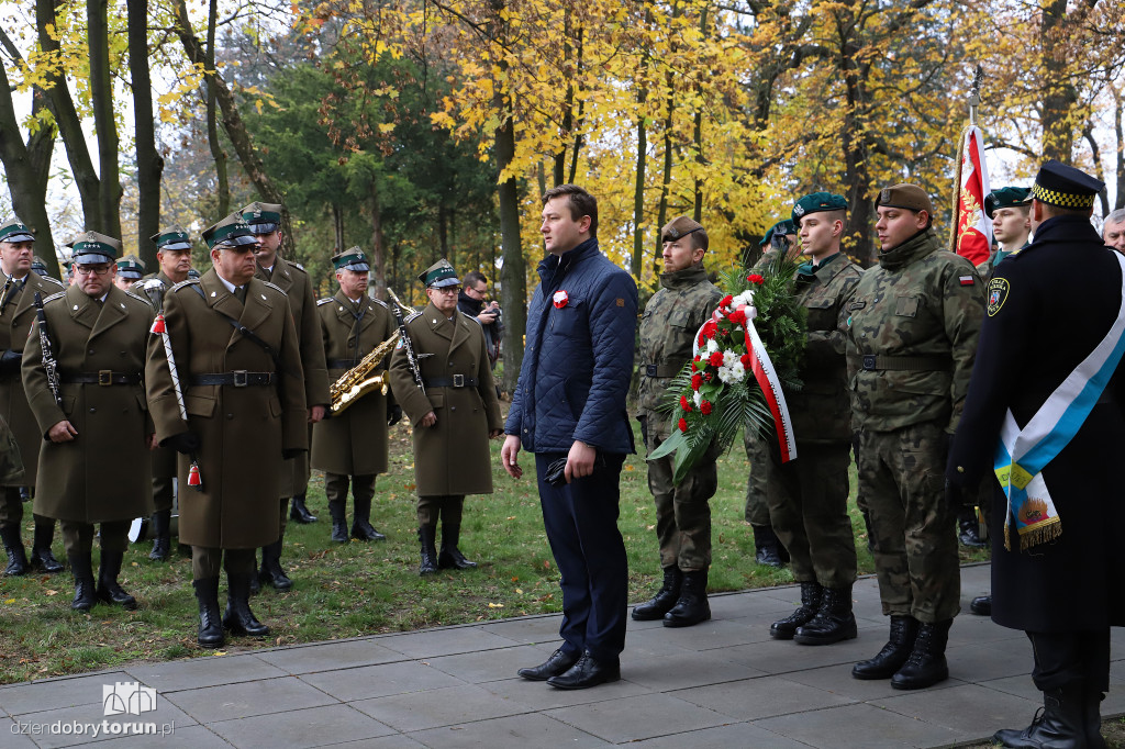 Złożenie kwiatów pod pomnikiem ku czci poległych