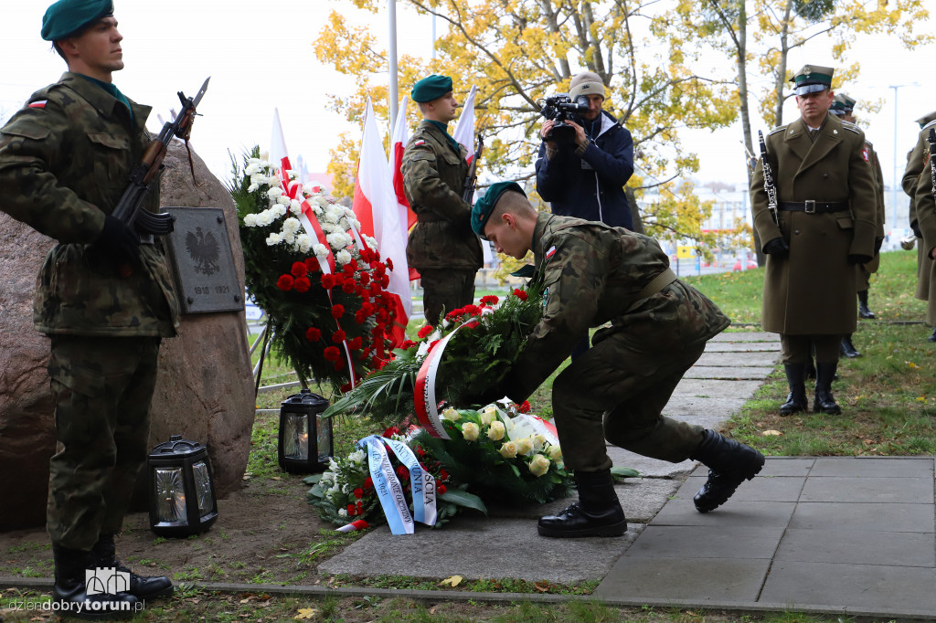 Złożenie kwiatów pod pomnikiem ku czci poległych