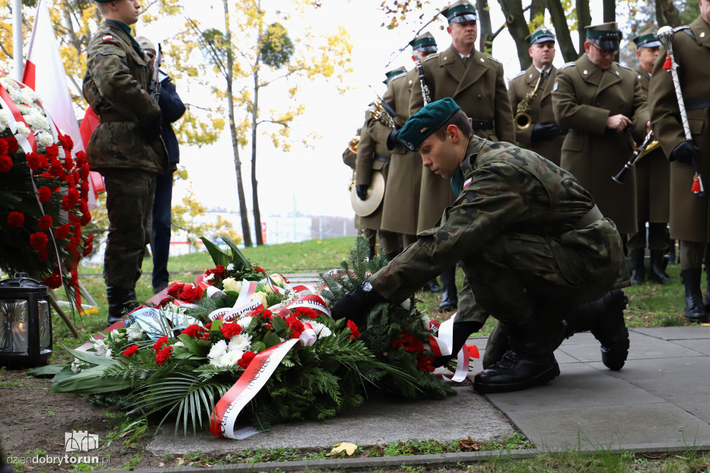 Złożenie kwiatów pod pomnikiem ku czci poległych