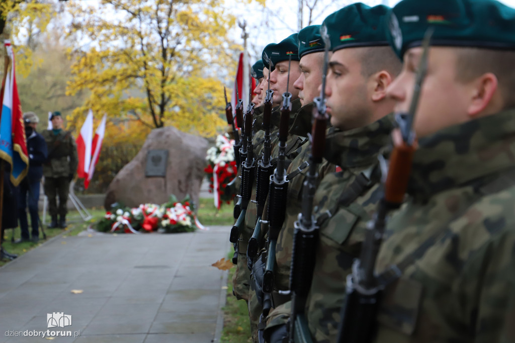 Złożenie kwiatów pod pomnikiem ku czci poległych