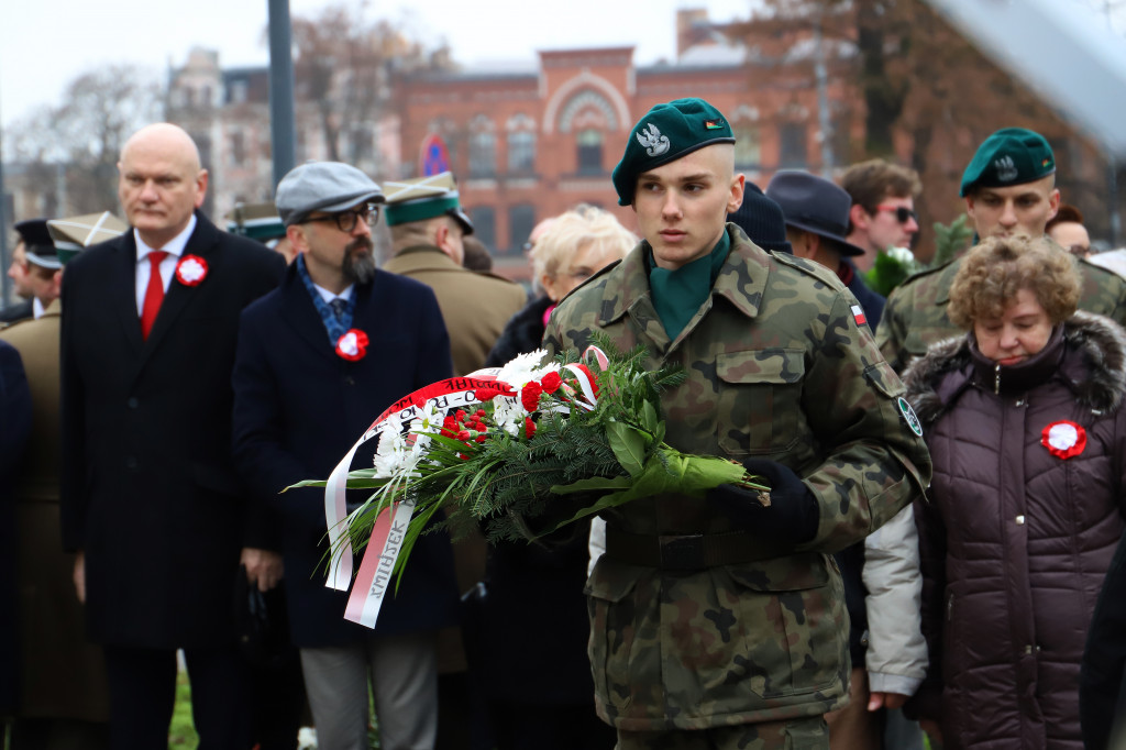 Złożenie kwiatów pod pomnikiem gen. Józefa Hallera