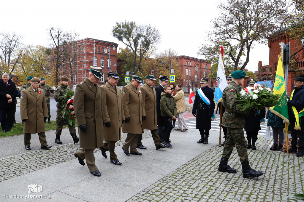Złożenie kwiatów pod pomnikiem gen. Józefa Hallera