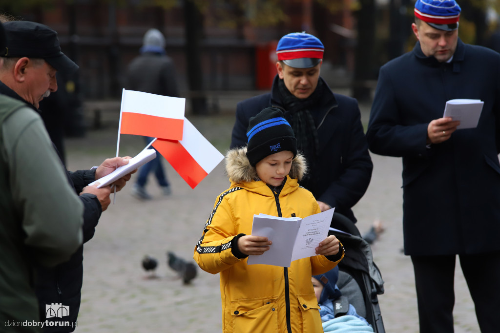 Śpiewanie pieśni patriotycznych na starówce
