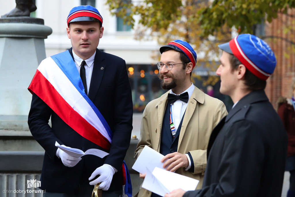 Śpiewanie pieśni patriotycznych na starówce