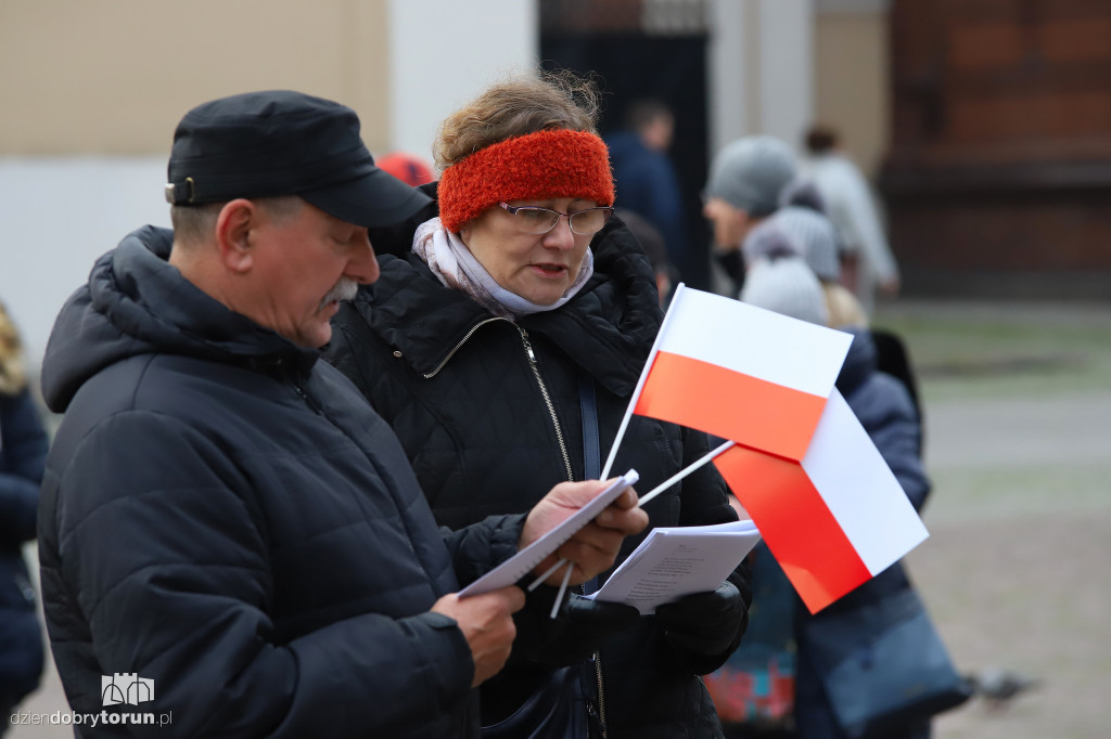 Śpiewanie pieśni patriotycznych na starówce