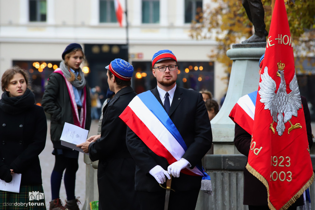 Śpiewanie pieśni patriotycznych na starówce