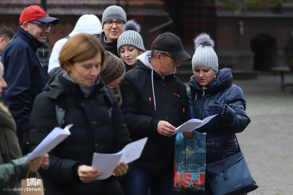Śpiewanie pieśni patriotycznych na starówce