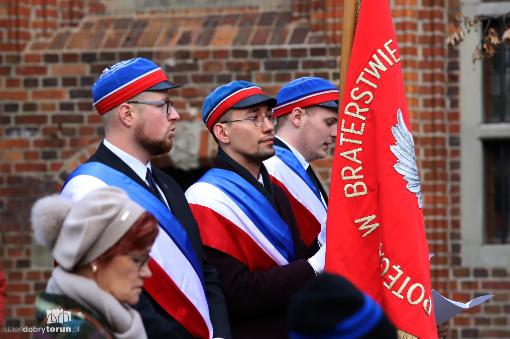 Śpiewanie pieśni patriotycznych na starówce
