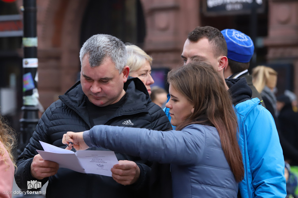 Śpiewanie pieśni patriotycznych na starówce