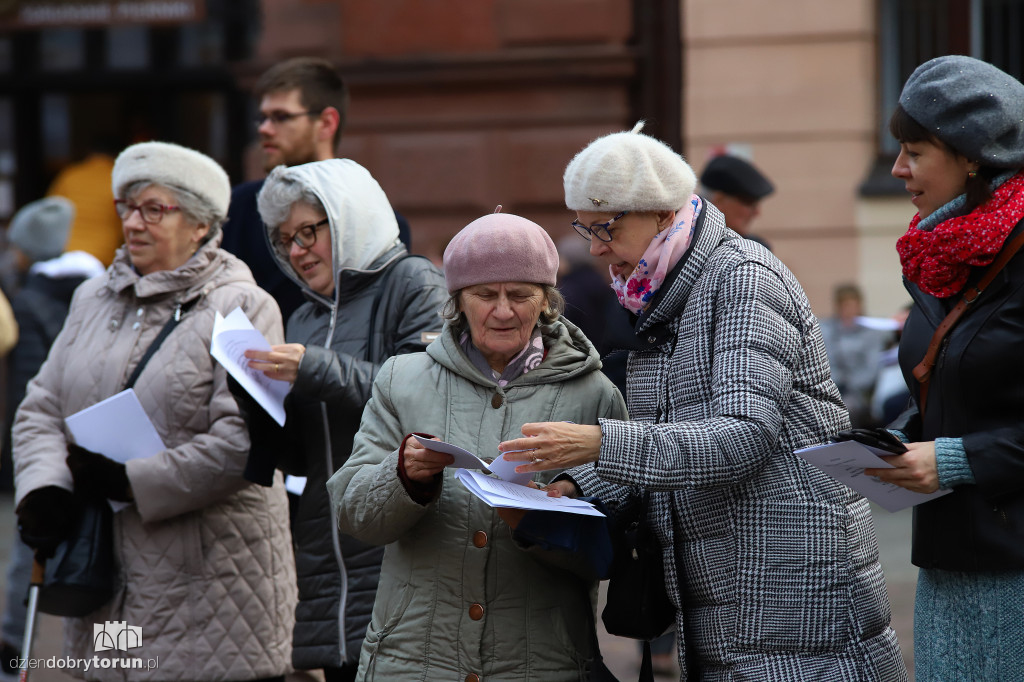 Śpiewanie pieśni patriotycznych na starówce