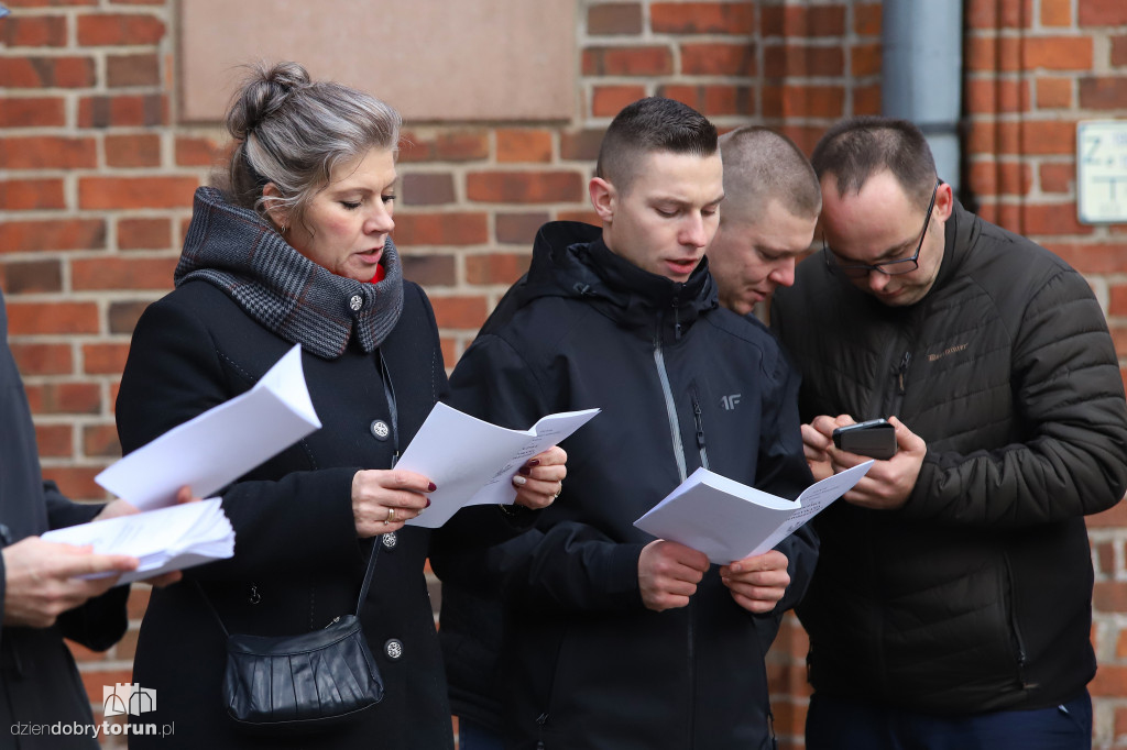 Śpiewanie pieśni patriotycznych na starówce