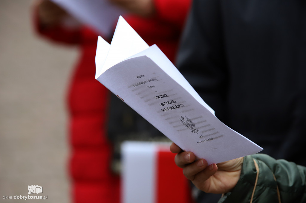 Śpiewanie pieśni patriotycznych na starówce