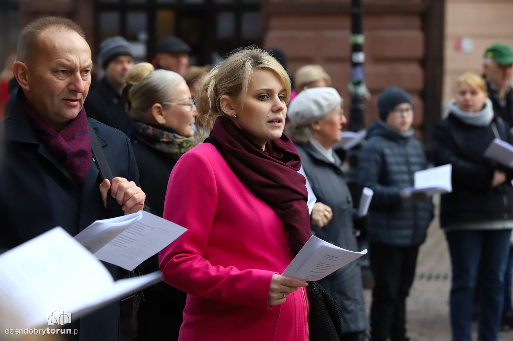 Śpiewanie pieśni patriotycznych na starówce