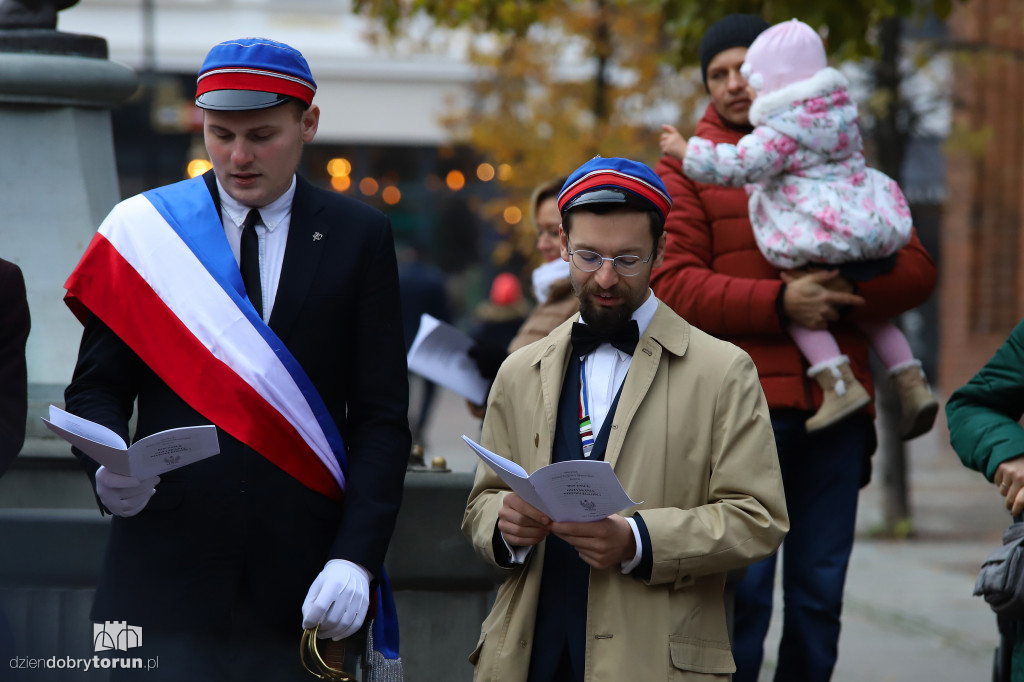 Śpiewanie pieśni patriotycznych na starówce