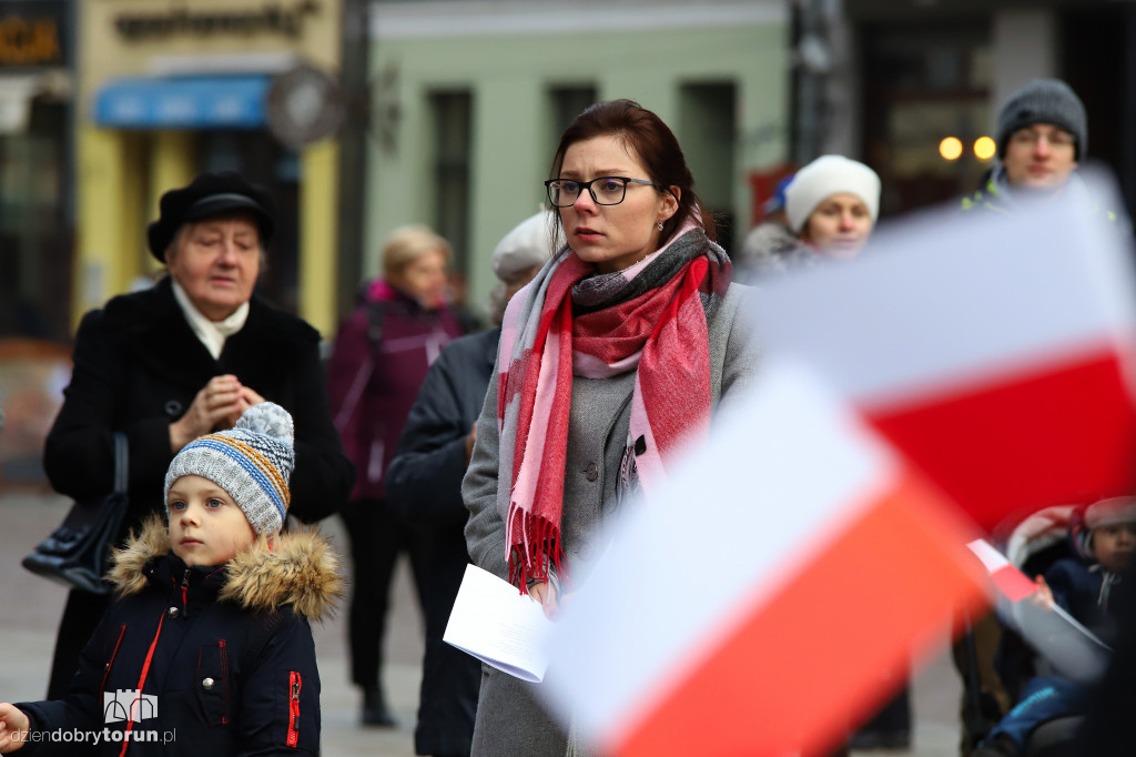 Śpiewanie pieśni patriotycznych na starówce