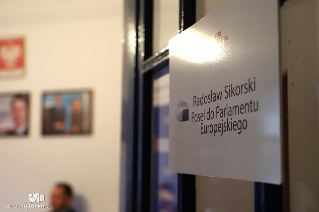 Otwarcie biura poselskiego Sikorskiego w Toruniu
