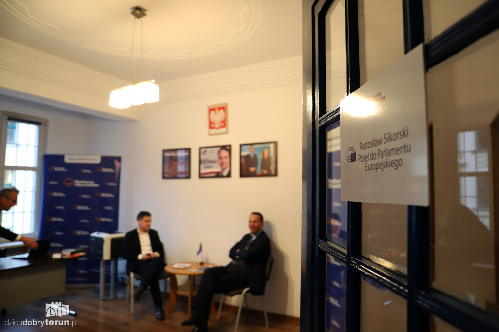 Otwarcie biura poselskiego Sikorskiego w Toruniu