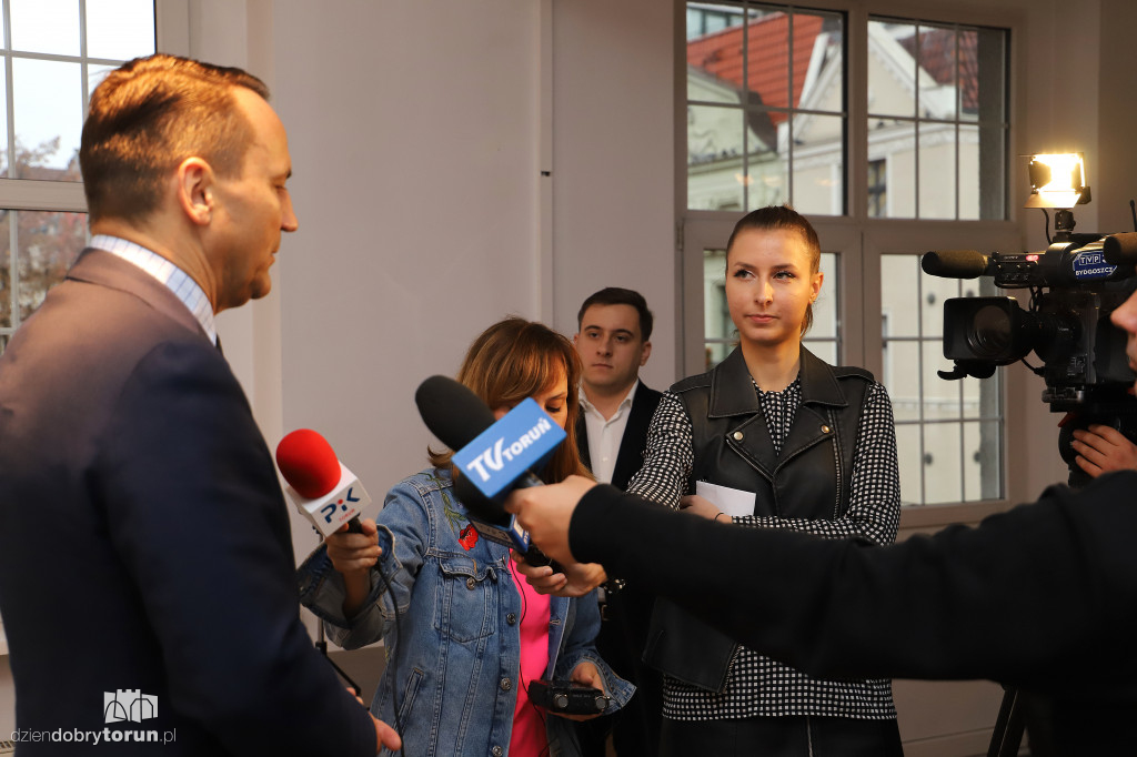Otwarcie biura poselskiego Sikorskiego w Toruniu
