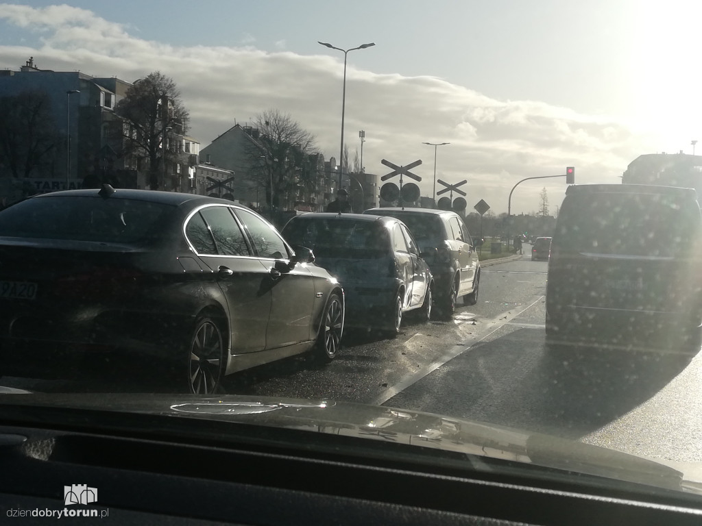 Kolizja trzech samochodów przy Szosie Chełmińskiej