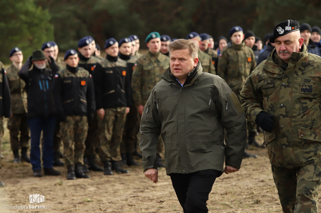 Uroczystości wojskowe na poligonie
