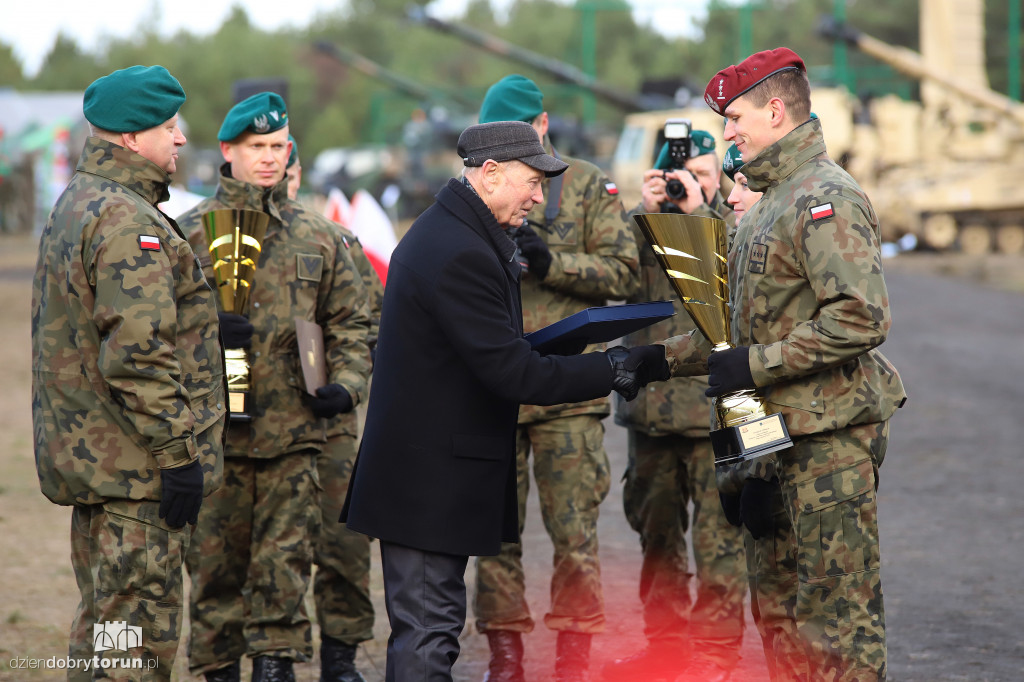 Uroczystości wojskowe na poligonie