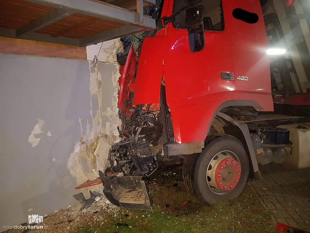 Ciężarówka wjechała w budynek wielorodzinny