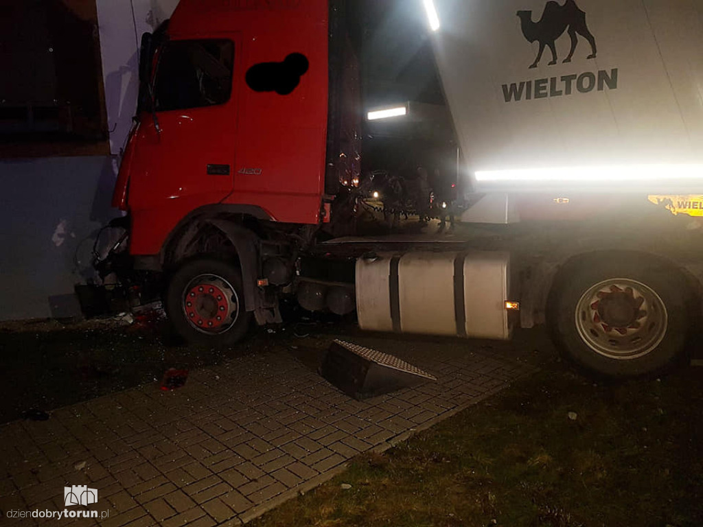 Ciężarówka wjechała w budynek wielorodzinny