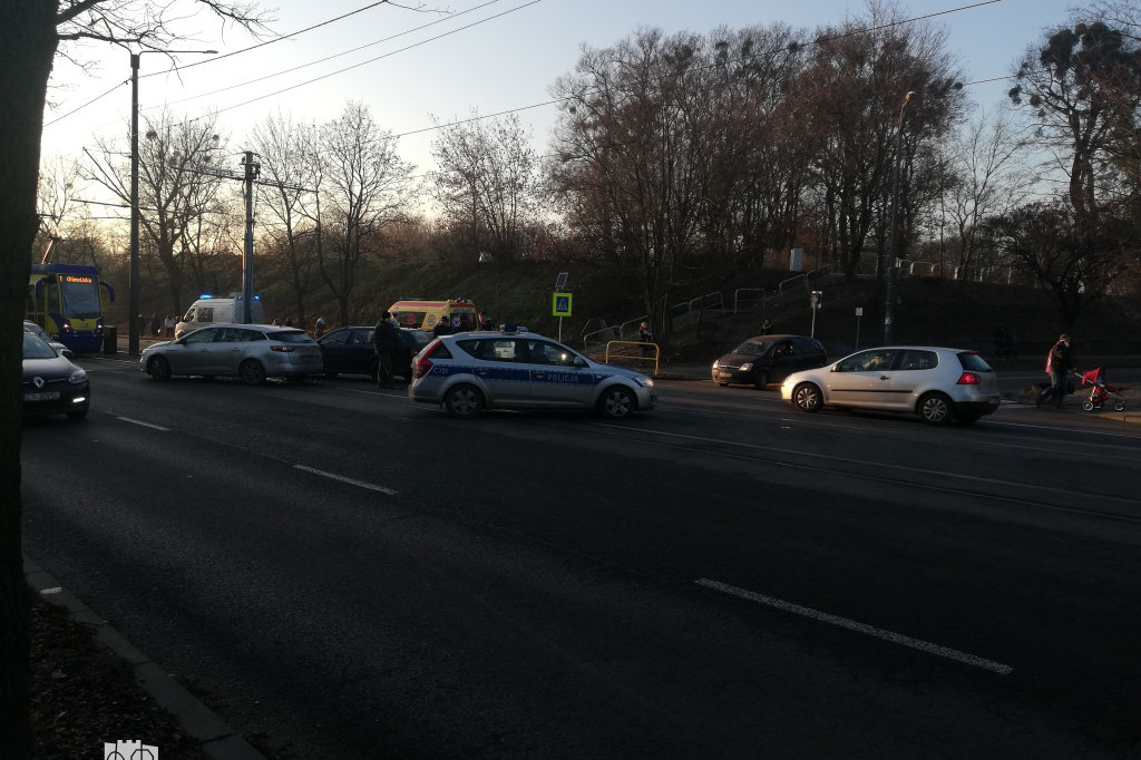 Wypadek dwóch aut przy Traugutta/Waryńskiego