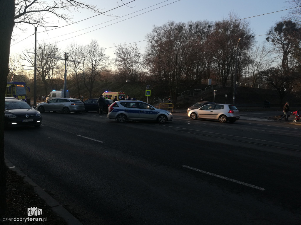 Wypadek dwóch aut przy Traugutta/Waryńskiego