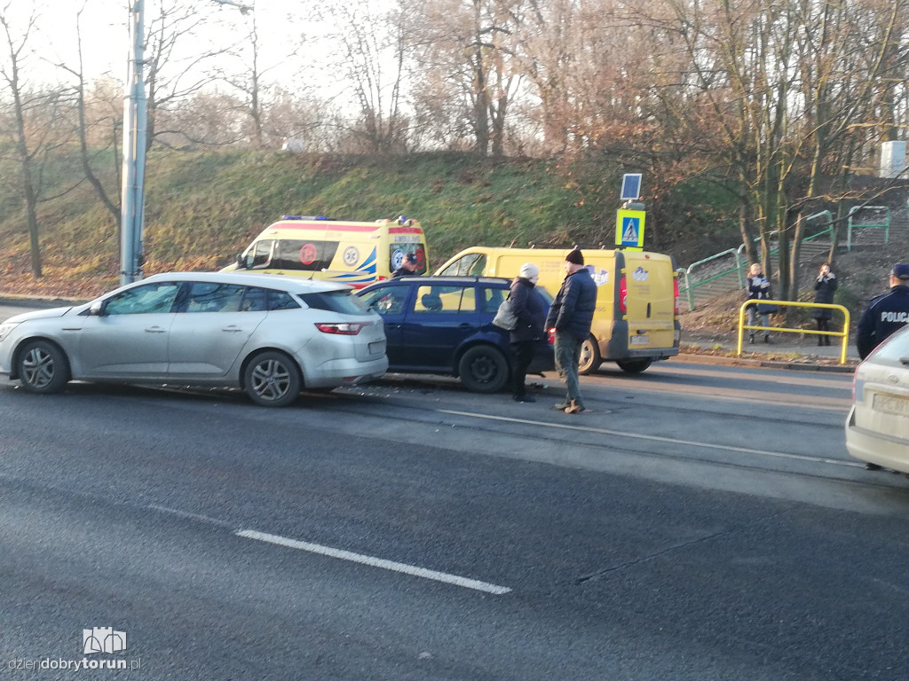 Wypadek dwóch aut przy Traugutta/Waryńskiego