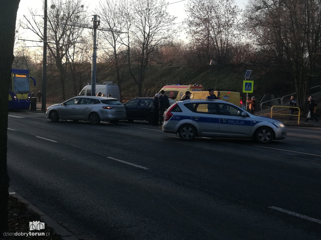 Wypadek dwóch aut przy Traugutta/Waryńskiego