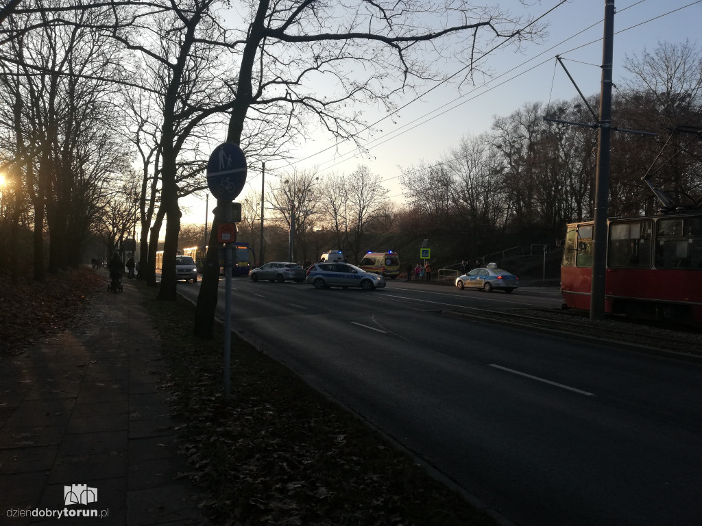 Wypadek dwóch aut przy Traugutta/Waryńskiego