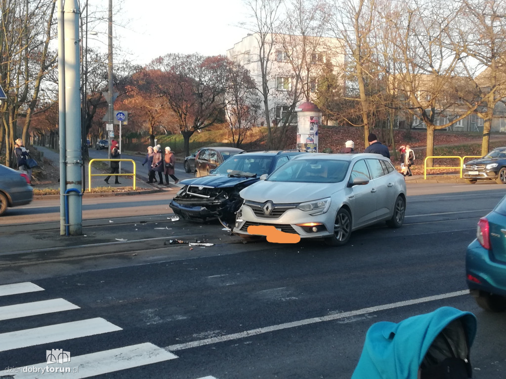 Wypadek dwóch aut przy Traugutta/Waryńskiego