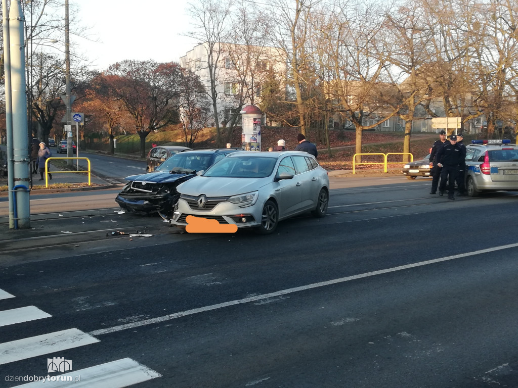 Wypadek dwóch aut przy Traugutta/Waryńskiego