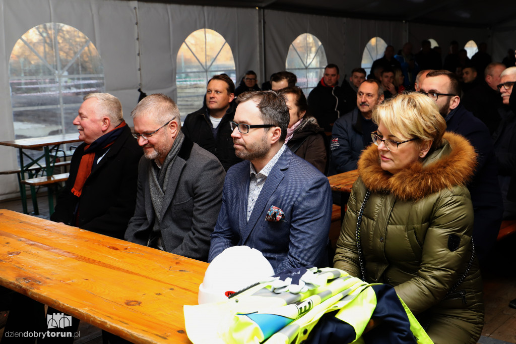 Zawieszenie wiechy na budowie basenu