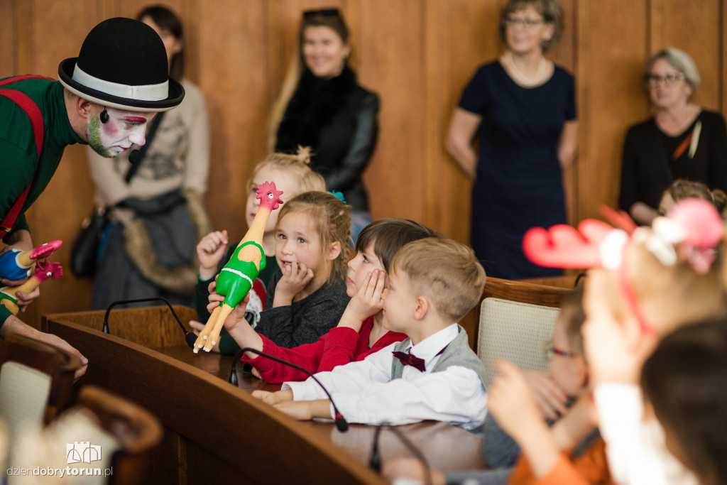 Mikołajkowy pokaz iluzji dla dzieci w UM