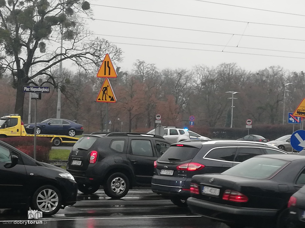 Kolizja pojazdów na placu Niepodległości