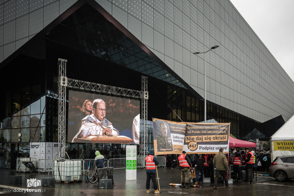 Urodziny Radia Maryja. Tłumy pod Areną Toruń cz. 2