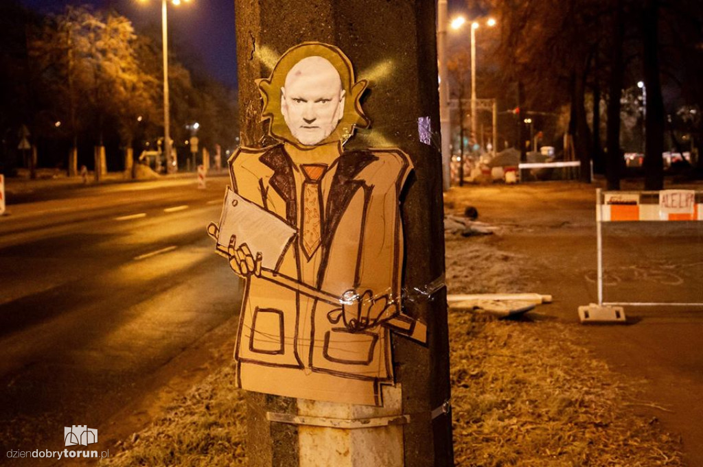 Akcja mieszkańców po wycince drzew obok starówki