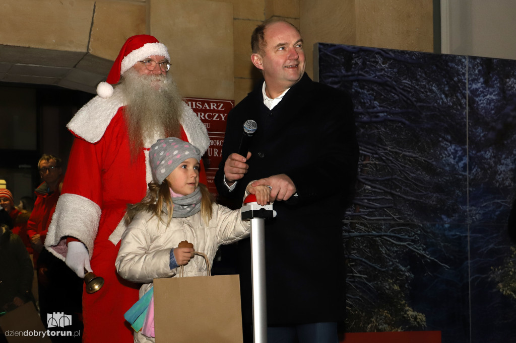 Iluminacja choinki pod urzędem marszałkowskim