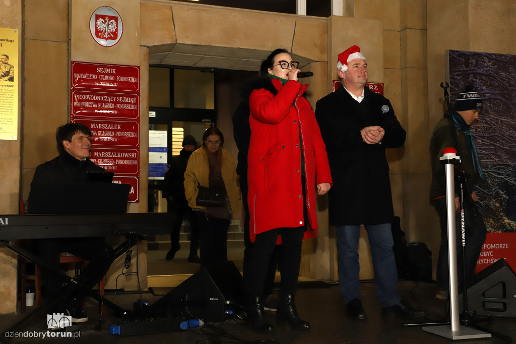 Iluminacja choinki pod urzędem marszałkowskim