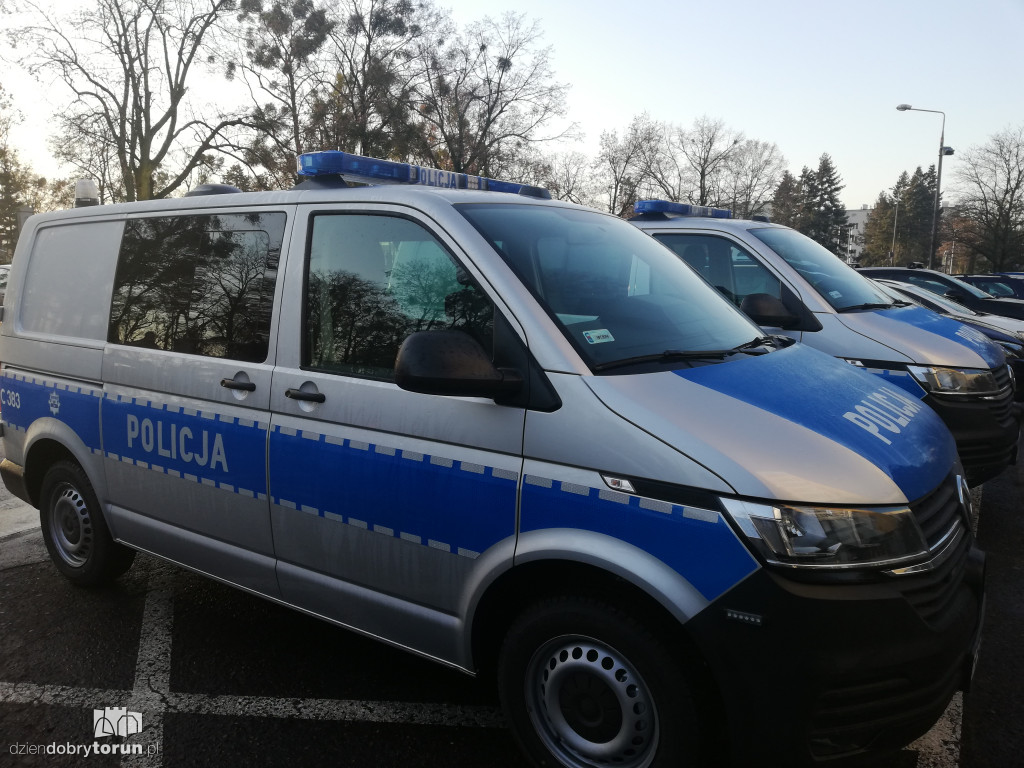 Toruńska policja z dwoma nowymi radiowozami