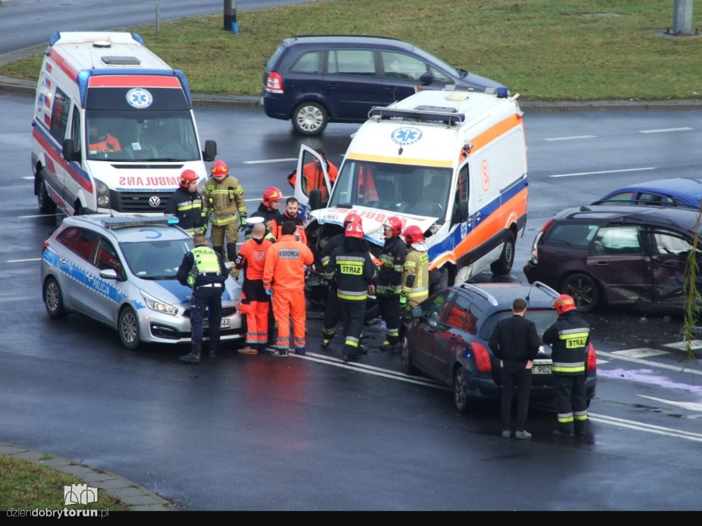 Karetka zderzyła się z samochodami osobowymi