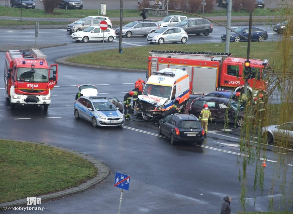 Karetka zderzyła się z samochodami osobowymi