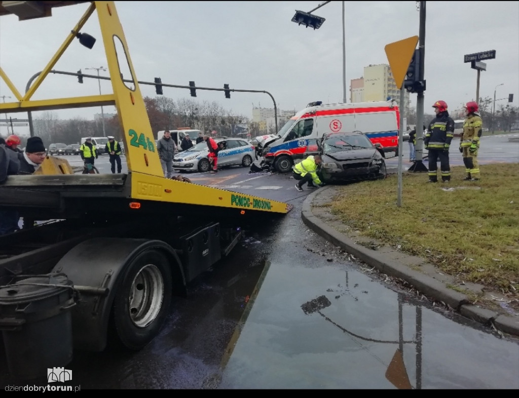 Groźna kolizja z udziałem karetki na Skarpie  cz. 2