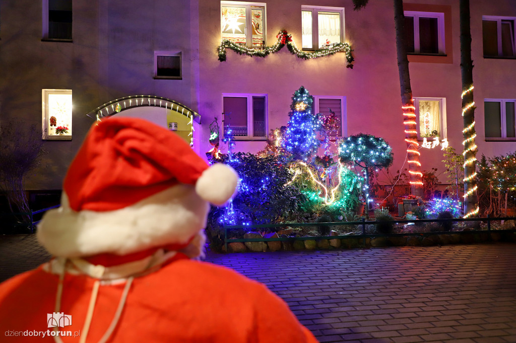 Świąteczny wystrój przed blokiem na Rubinkowie II