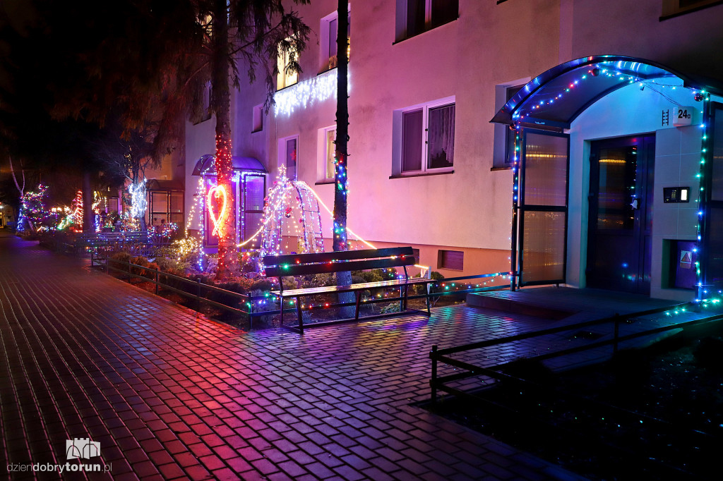 Świąteczny wystrój przed blokiem na Rubinkowie II
